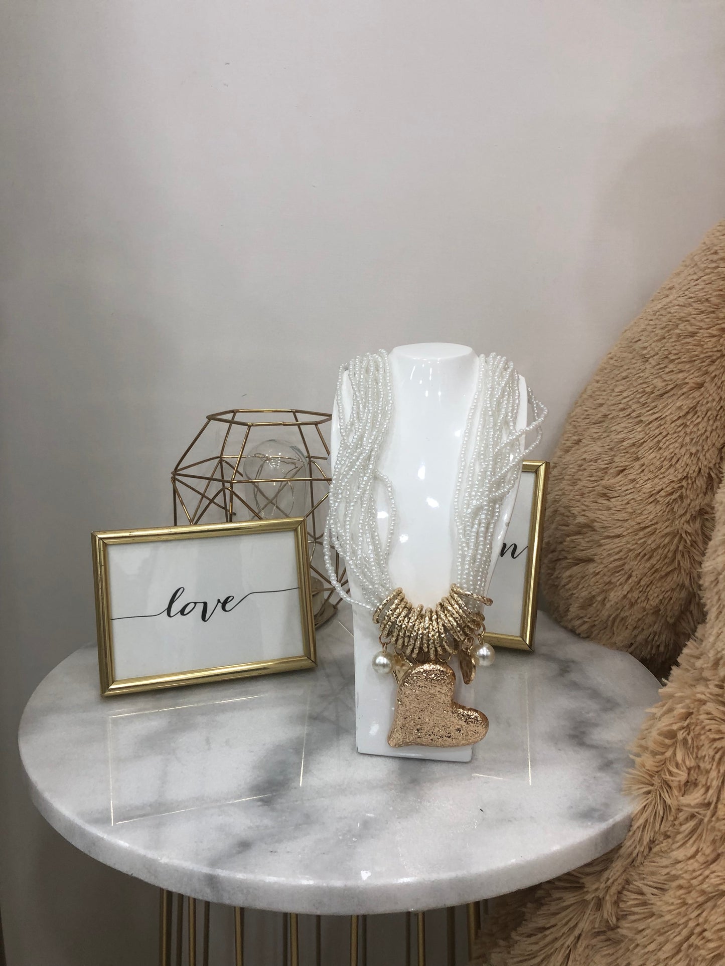 Collana multifilo con perline e pendente a cuore dorato